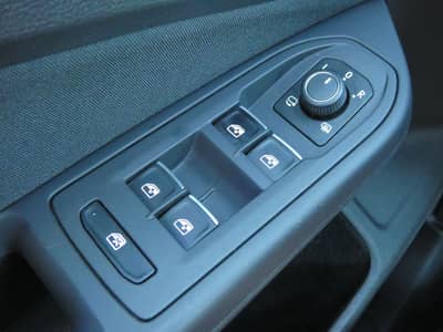 Volkswagen Golf 2.0 TDI LIFE 1-Hand LED Navi ACC CarPlay — slika 19