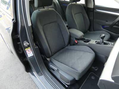 Volkswagen Golf 2.0 TDI LIFE 1-Hand LED Navi ACC CarPlay — slika 6