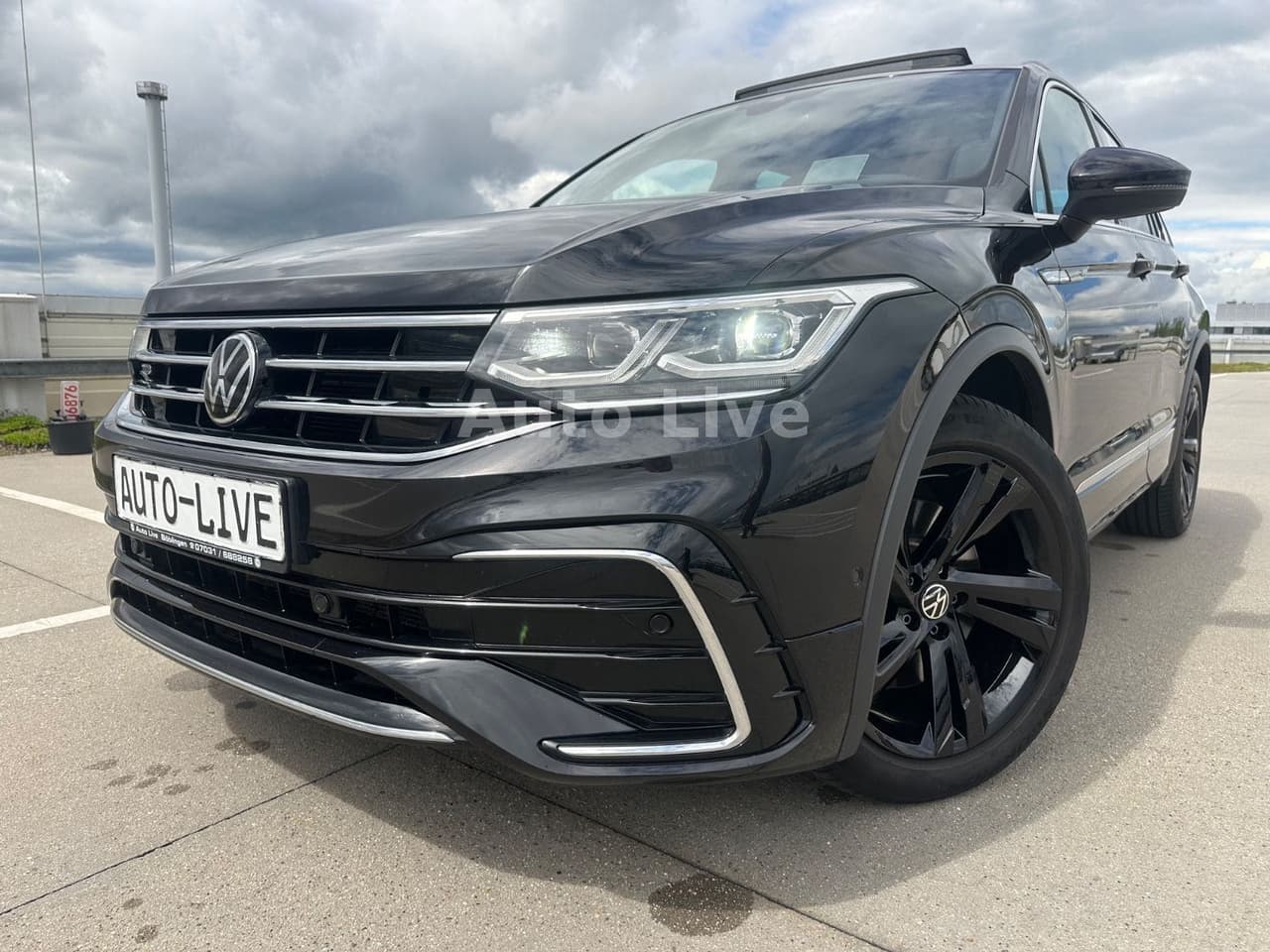 Volkswagen Tiguan 2.0 TSI*DSG*4M*R LINE*PAN*IQ*AHK*KAME*VOL — slika 1