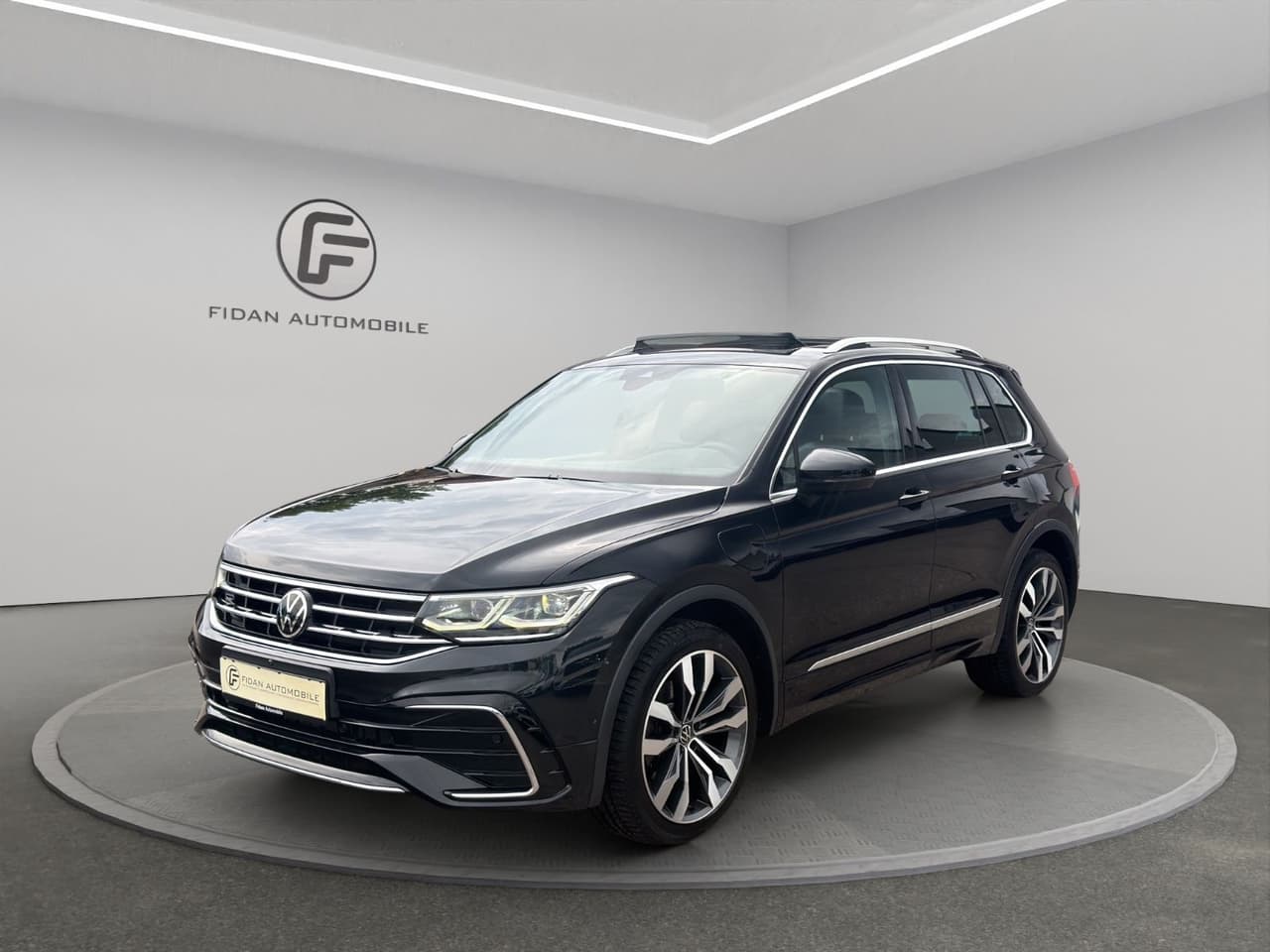 Volkswagen Tiguan R-Line eHybrid Pano*Matrix*360*AHK*ACC*Ap — slika 1