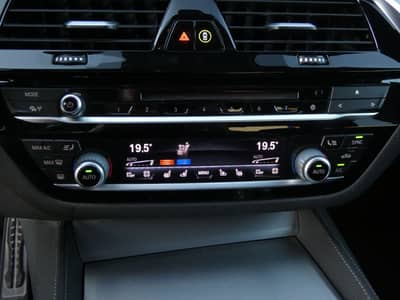 BMW M550i xDrive A.LED Komfortsitze STHZG Sitzklima — slika 18