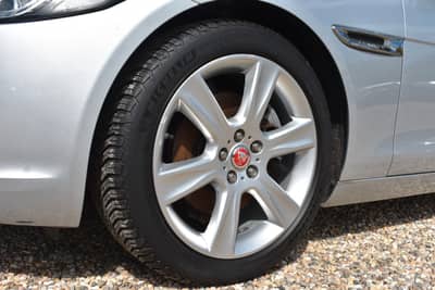 Jaguar XE Portfolio Kamera/Meridian Sound/Schiebedach — slika 35