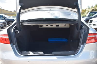 Jaguar XE Portfolio Kamera/Meridian Sound/Schiebedach — slika 33