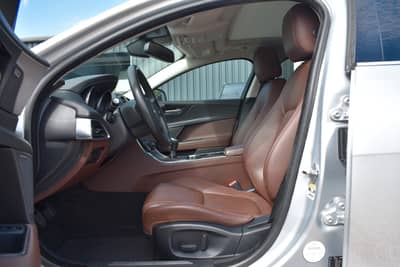 Jaguar XE Portfolio Kamera/Meridian Sound/Schiebedach — slika 11
