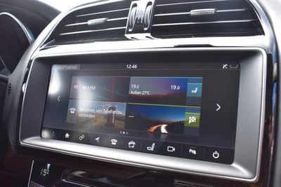 Jaguar XE Portfolio Kamera/Meridian Sound/Schiebedach — slika 23