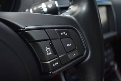 Jaguar XE Portfolio Kamera/Meridian Sound/Schiebedach — slika 29