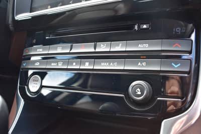 Jaguar XE Portfolio Kamera/Meridian Sound/Schiebedach — slika 24