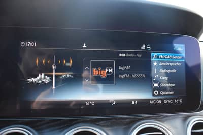 Mercedes-Benz E 350d T-Modell HUD/BURMESTER/CARPLAY/LED/KAMERA — slika 22