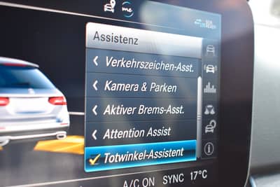 Mercedes-Benz E 350d T-Modell HUD/BURMESTER/CARPLAY/LED/KAMERA — slika 21