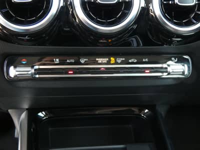 Mercedes-Benz GLA 200 d DCT 1-Hand MBeam Distronic Kamera 18" — slika 19