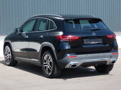 Mercedes-Benz GLA 200 d DCT 1-Hand MBeam Distronic Kamera 18" — slika 32