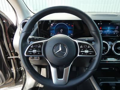 Mercedes-Benz GLA 200 d DCT 1-Hand MBeam Distronic Kamera 18" — slika 13