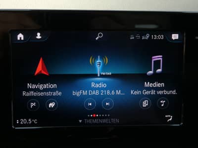 Mercedes-Benz GLA 200 d DCT 1-Hand MBeam Distronic Kamera 18" — slika 11