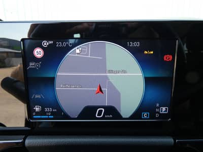 Mercedes-Benz GLA 200 d DCT 1-Hand MBeam Distronic Kamera 18" — slika 17