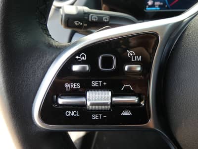 Mercedes-Benz GLA 200 d DCT 1-Hand MBeam Distronic Kamera 18" — slika 14