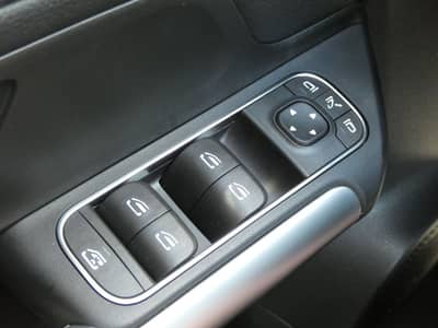 Mercedes-Benz GLA 200 d DCT 1-Hand MBeam Distronic Kamera 18" — slika 20