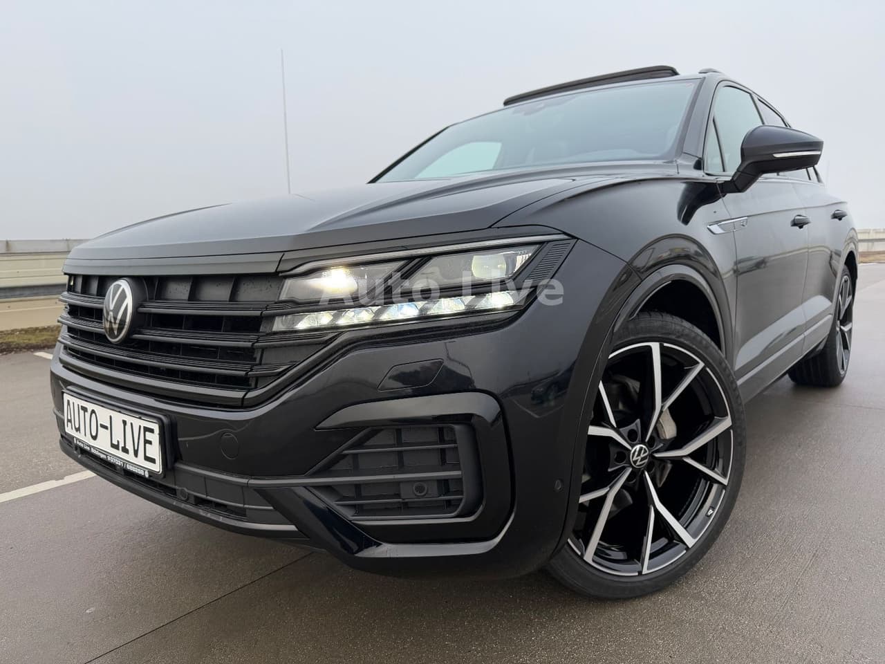 Volkswagen Touareg 3.0 TDI*R LINE*BlackS*PAN*MATRI*LUFT*VOL — slika 1