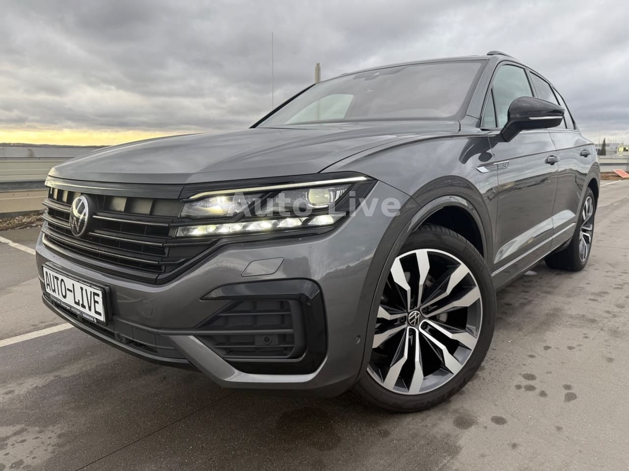 Volkswagen Touareg 3.0 TDI*R LINE*BlackS*PAN*MATRI*LUFT*VOL — slika 1