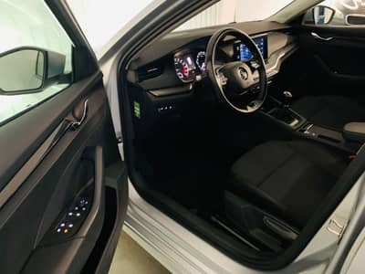 Skoda Octavia Combi Ambition°NAVI°LED°SHZ°PDC°1.Hd° — slika 24