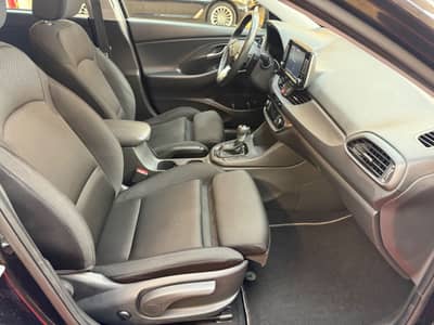 Hyundai i30 YES! Plus/Navi/Kamera/LED/PDC/TOP — slika 16