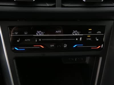 Volkswagen Taigo 1.0 TSI Life 1-Hand LED Navi Virtual SHZ — slika 17