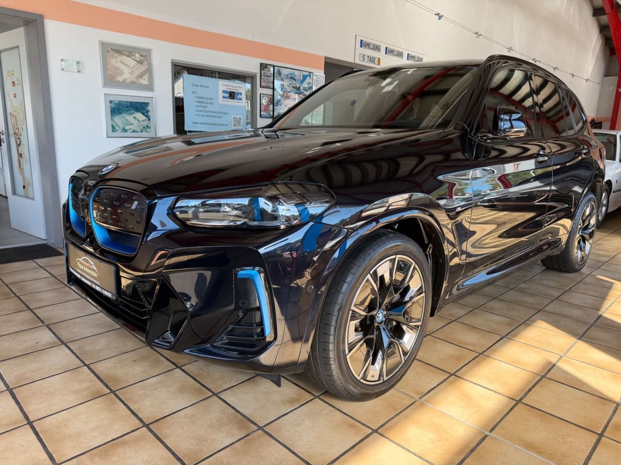 BMW iX3 Impressive PANO HEADUP M-SPORTPAKET — slika 1