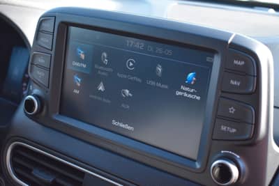 Hyundai Kona Premium 4WD HUD LED ACC Automatik 1.Hand — slika 23