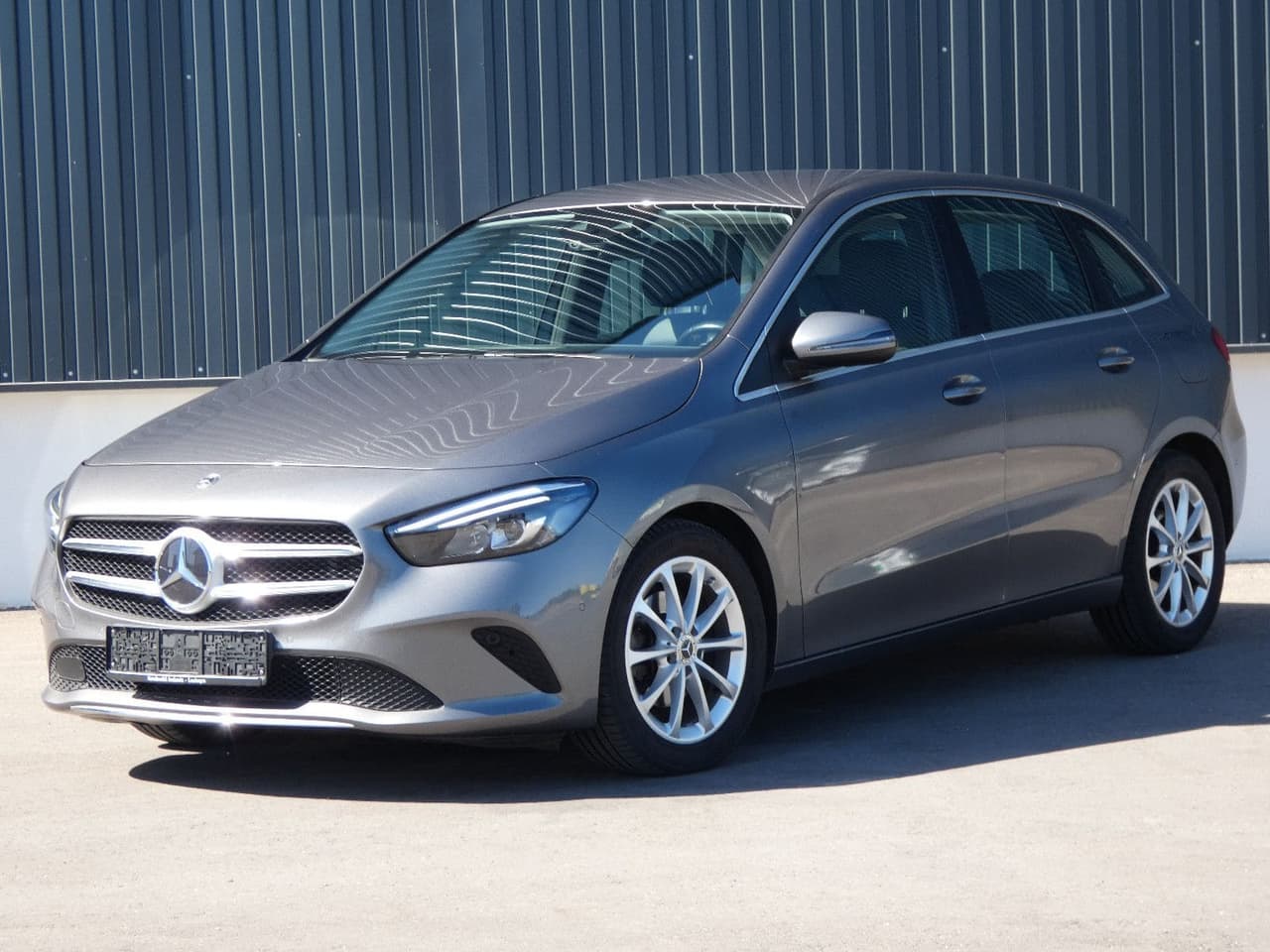 Mercedes-Benz B 180 d Aut LED Navi WIDESCREEN Teilleder RFK — slika 1