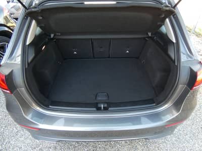 Mercedes-Benz B 180 d Aut LED Navi WIDESCREEN Teilleder RFK — slika 18