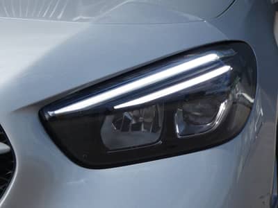 Mercedes-Benz B 200 d DCT WIDESCREEN LED Navi Panorama AHK 17" — slika 25