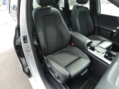 Mercedes-Benz B 200 d DCT WIDESCREEN LED Navi Panorama AHK 17" — slika 8