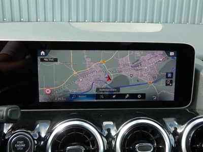 Mercedes-Benz B 200 d DCT WIDESCREEN LED Navi Panorama AHK 17" — slika 11