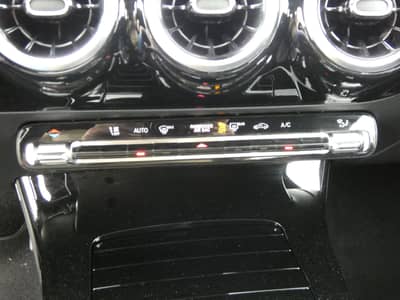 Mercedes-Benz CLA 180 Coupe Aut. LED Navi WIDESCREEN Teilleder — slika 16