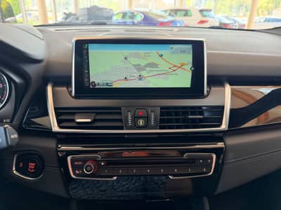 BMW 218d Active Tourer M-Sport PANO KAMERA HUD — slika 21