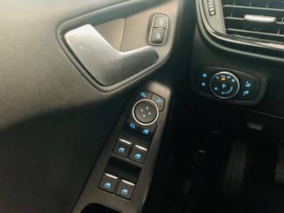 Ford Fiesta Trend°Apple Car°KAMERA°SHZ°TEMPOMAT° — slika 17