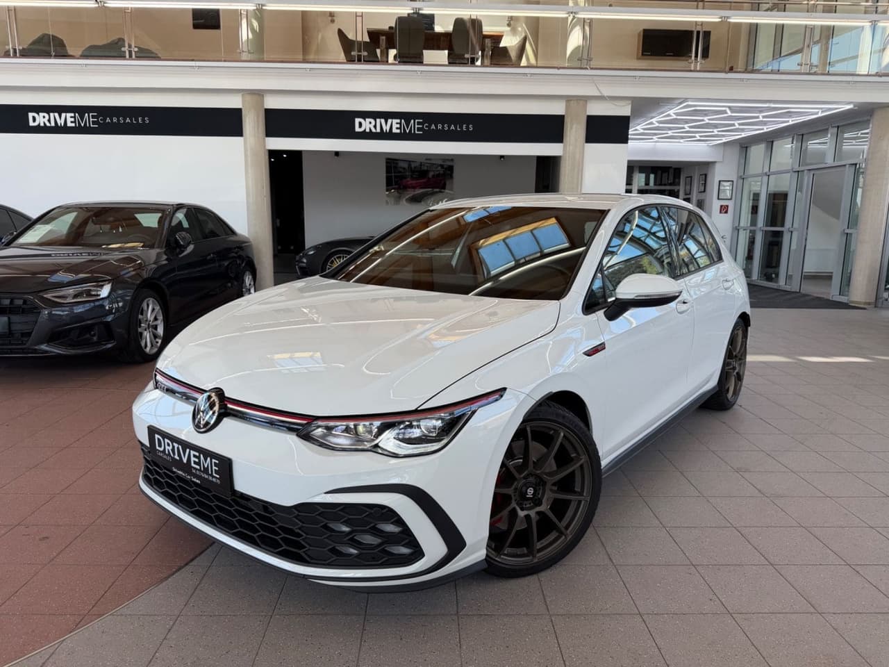Volkswagen Golf VIII Lim. GTI ACC LED KAMERA H&K — slika 1