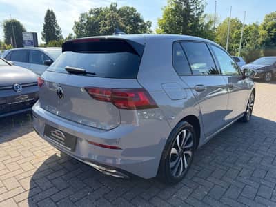 Volkswagen Golf VIII 2.0TDI Active PANO KEYLESS CAM MATRIX — slika 11