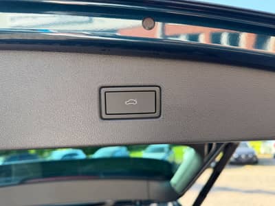 Volkswagen Tiguan 2.0TDI R-LINE PANO KEYLESS MATRIX ACC CAM — slika 12
