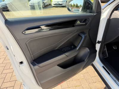 Volkswagen T-Roc R-Line Navi Cam LED — slika 12