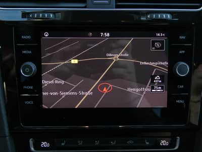 Volkswagen Golf 2.0 TDI Sound LED Navi ACC HiFi SHZ 17" 2-H — slika 9