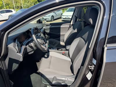 Volkswagen Golf VIII 2.0 TDI Active PANO HEADUP AHK MATRIX — slika 4