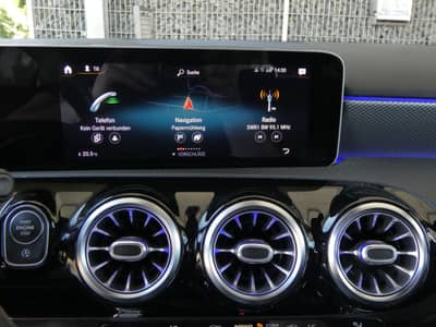 Mercedes-Benz A 180 DCT Edition19 WIDE LED Navi Ambiente 18" — slika 12