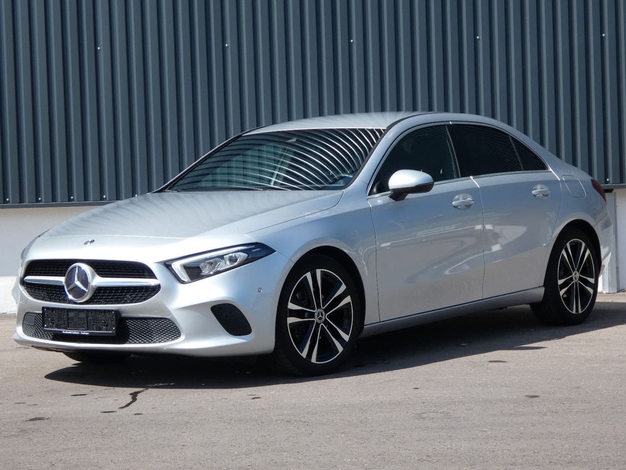Mercedes-Benz A 180 DCT Edition19 WIDE LED Navi Ambiente 18" — slika 1