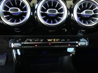 Mercedes-Benz A 180 DCT Edition19 WIDE LED Navi Ambiente 18" — slika 20