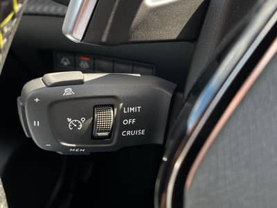 Peugeot 2008 GT ACC/Pano/Allwetter/LED/PDC+Kamera/Assist — slika 9