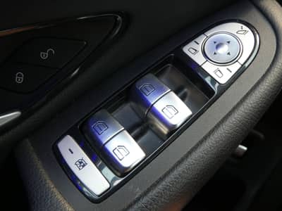 Mercedes-Benz GLC 200 d 4MATIC 1-Hand LED Navi AHK Kamera — slika 17