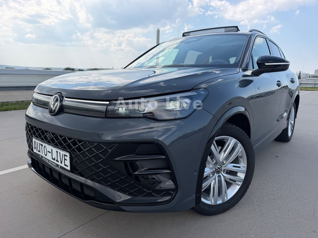 Volkswagen Tiguan 2.0 TD*DSG*R LINE*PAN*NAVI*MATRIX*360*VOL — slika 1