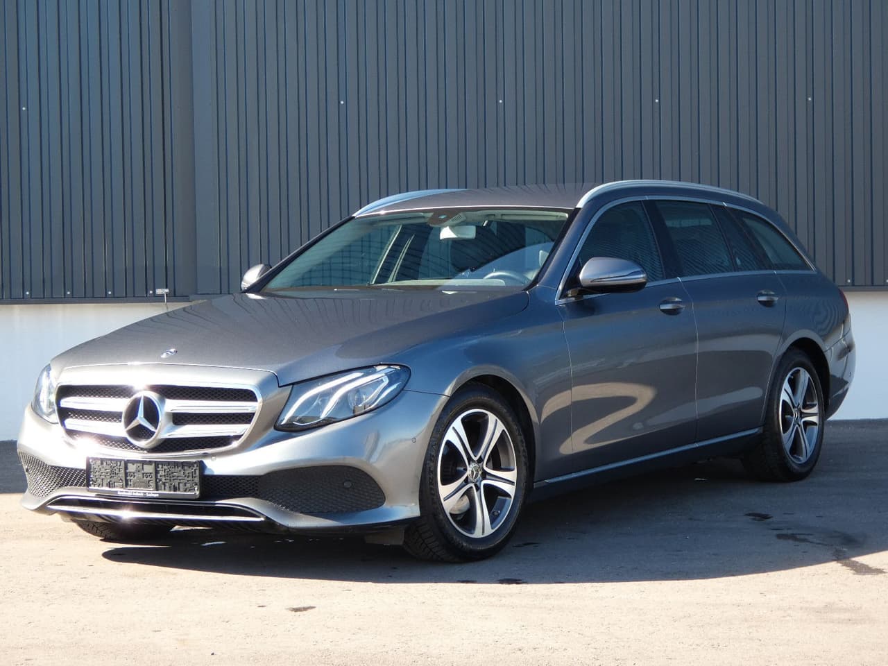 Mercedes-Benz E 200 d T 9G Avantgarde LED Nav AHK 2-Hand 8fach — slika 1