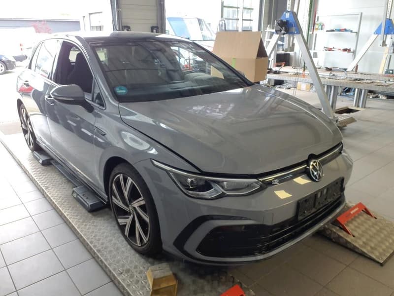 Volkswagen Golf VIII 2.0TDI R-Line PANO LED CAM HUD KEYLESS