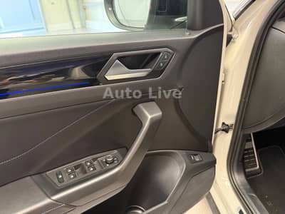Volkswagen T-Roc R 2.0 TSI*4M*DSG*AKRAPOVIC*VIR*PANO*IQ LIG — slika 13